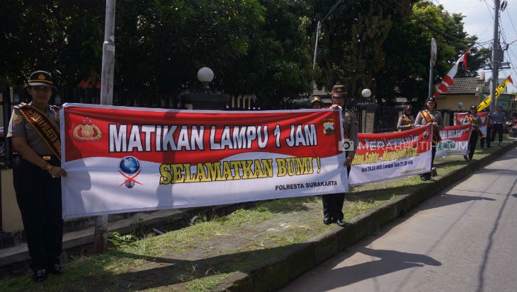Polwan Polresta Solo Ajak Masyarakat Matikan Lampu Saat Earth Hour