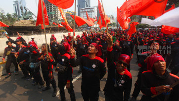 Aksi Unjuk Rasa Buruh Tuntut Upah Minimum Tahun 2025