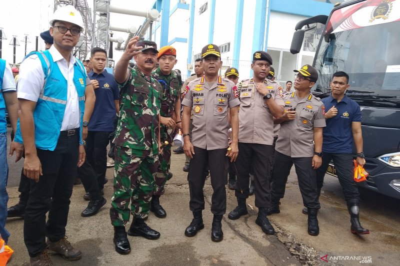 Kapolri Jenderal Pol Idham Azis (tengah) dan Panglima TNI Marsekal TNI Hadi Tjahjanto (kedua kiri) saat meninjau Gardu Induk Listrik Kembangan, Jakarta, Barat, Jumat (3/1/2020). (ANTARA/ Anita Permata Dewi)