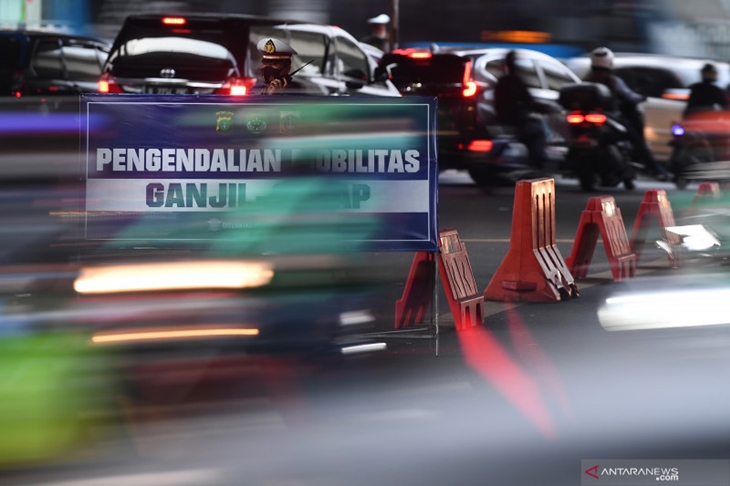 Polisi berjaga di pos pengendalian mobilitas ganjil-genap kendaraan, Jalan Terusan HR Rasuna Said, Jakarta Selatan, Senin (30/8/2021). ANTARA FOTO/Sigid Kurniawan/wsj