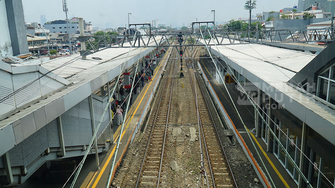 Benang Layangan Tersangkut di Jaringan Atas Rel Bahayakan KRL Tanah Abang-Tigaraksa 