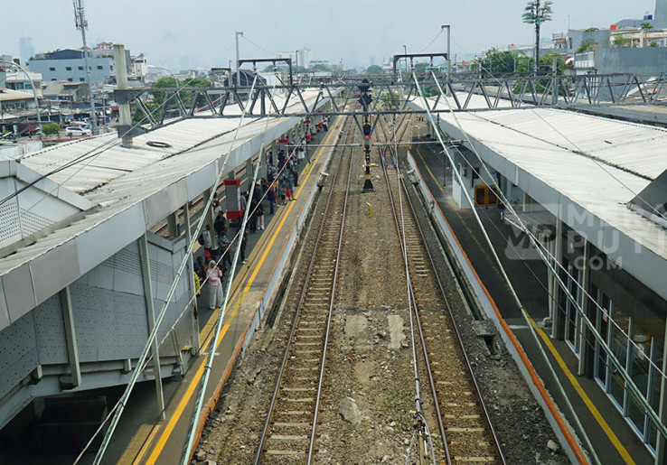 Benang Layangan Tersangkut di Jaringan Atas Rel Bahayakan KRL Tanah Abang-Tigaraksa