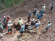 Tanah Longsor 100 Meter Timpa Jalan di Probolinggo, Tembok Rumah Warga Jebol