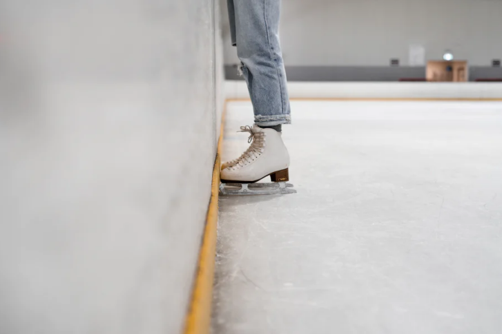 (Sepatu khusus Figure Skating Foto: Unsplash/2FClintock)