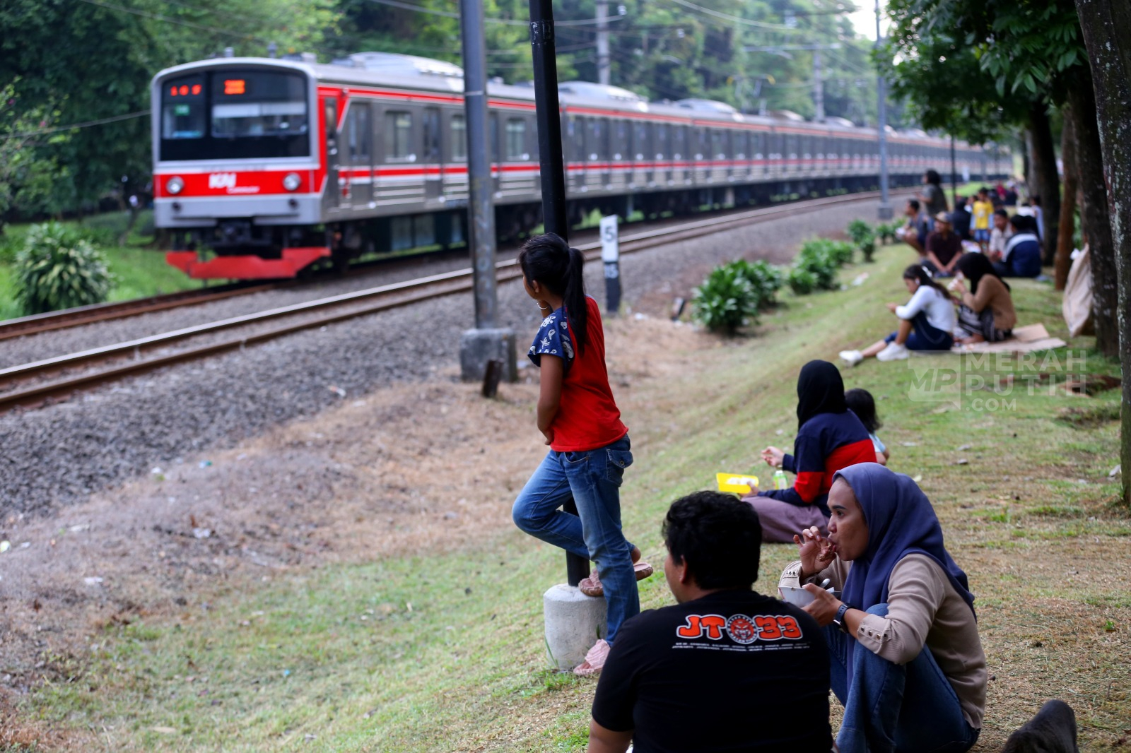 KRL Relasi Cikarang-Duri Runtuh Akibat Kebakaran di Tanah Abang, Buruh Ibu Kota Terancam Telat Massal