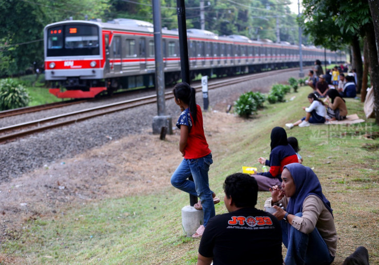 KRL Relasi Cikarang-Duri Runtuh Akibat Kebakaran di Tanah Abang, Buruh Ibu Kota Terancam Telat Massal