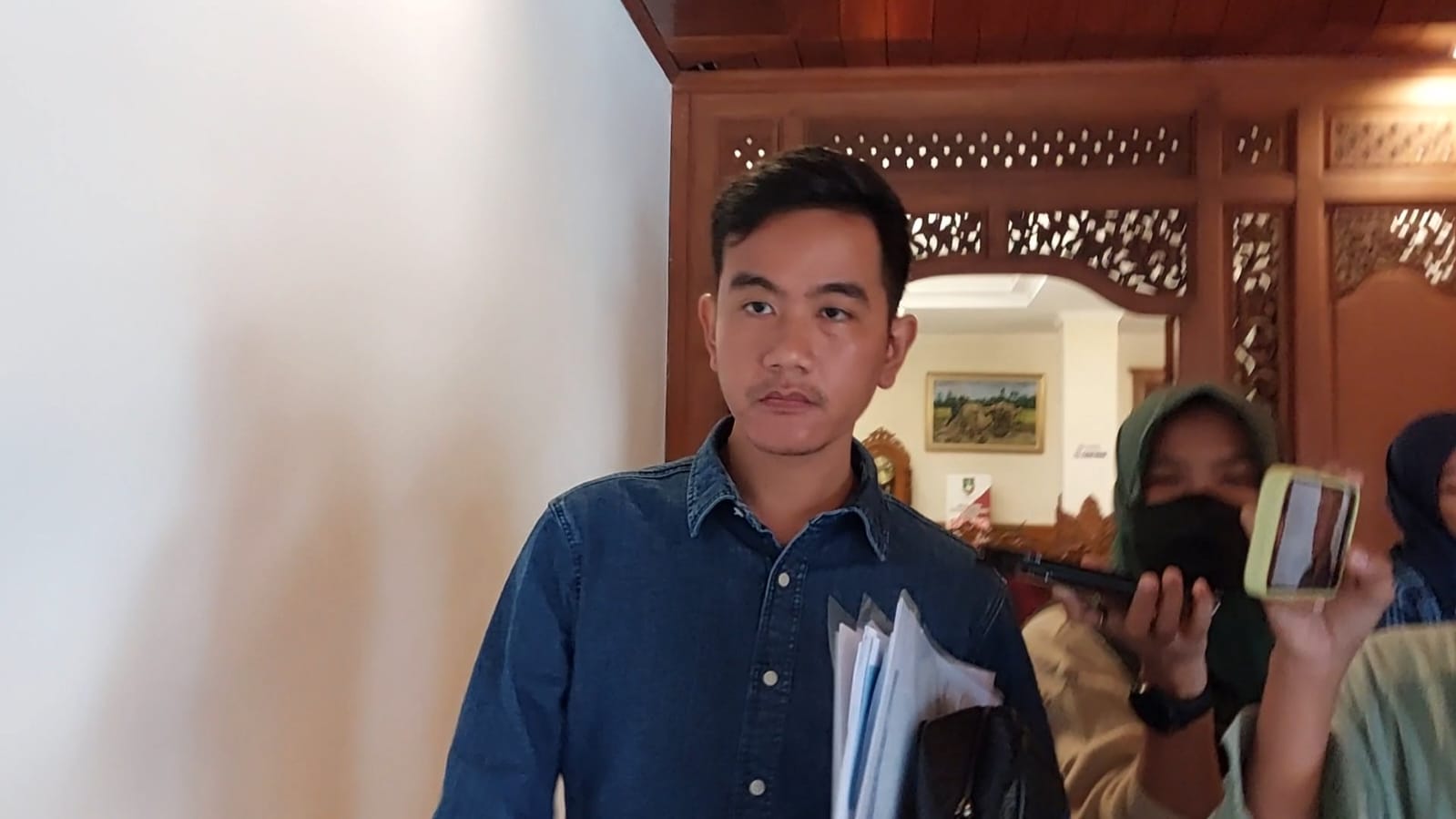 Acungan 2 Jari dari Mobil Kepresidenan Disebut Gibran Hal Bisa