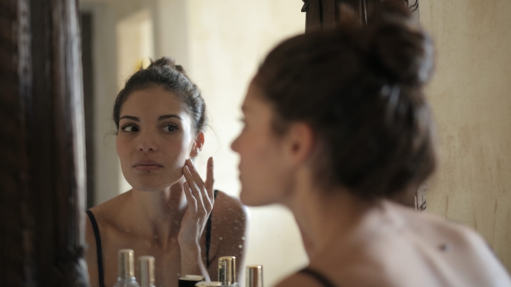 Lindungi Kulit dari Polusi Udara dengan 3 Jenis Skincare Anti-pollutan