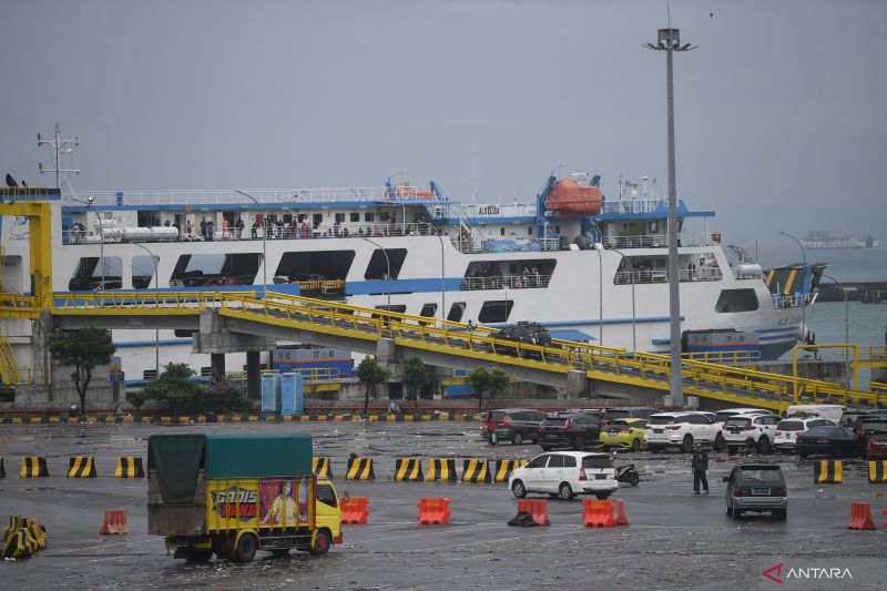 Sejumlah kendaraan bersiap menaiki kapal penyeberangan di Pelabuhan Merak, Banten, Minggu (1/5/2022). Arus mudik pada H-1 lebaran di Pelabuhan Merak terpantau lengang dan tidak ada penumpukan kendaraan maupun penumpang. ANTARA FOTO/Akbar Nugroho Gumay/wsj.