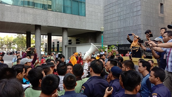 Demo di Dalam Gedung DPRD DKI, Massa Minta Anies Cabut IMB Reklamasi