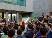 Demo di Dalam Gedung DPRD DKI, Massa Minta Anies Cabut IMB Reklamasi