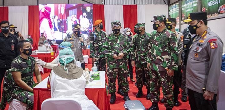 Vaksinasi TNI-Polri. (Foto: Antara)