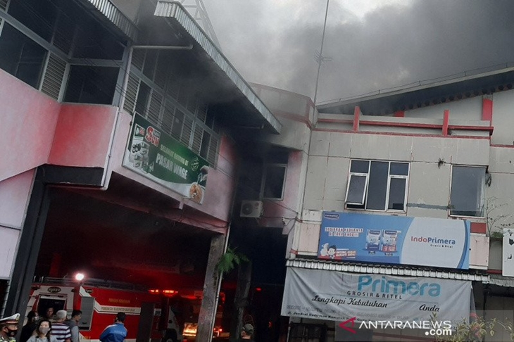 Petugas Damkar Kabupaten Banyumas, jawa Tengah, Senin (21/9/2020), berupaya memadamkam kebakaran di Pasar Wage, Purwokerto. ANTARA/Sumarwoto