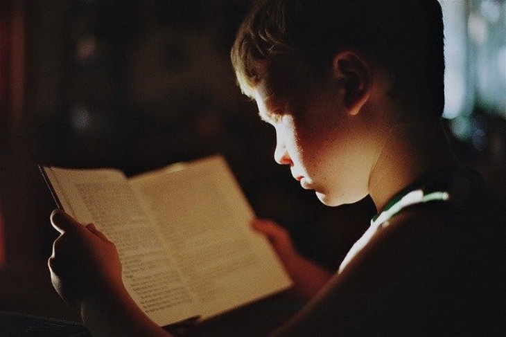 Baca buku bersama anak di malam hari. (Foto: Pixabay: NWimagesbySabrinaEickhoff)