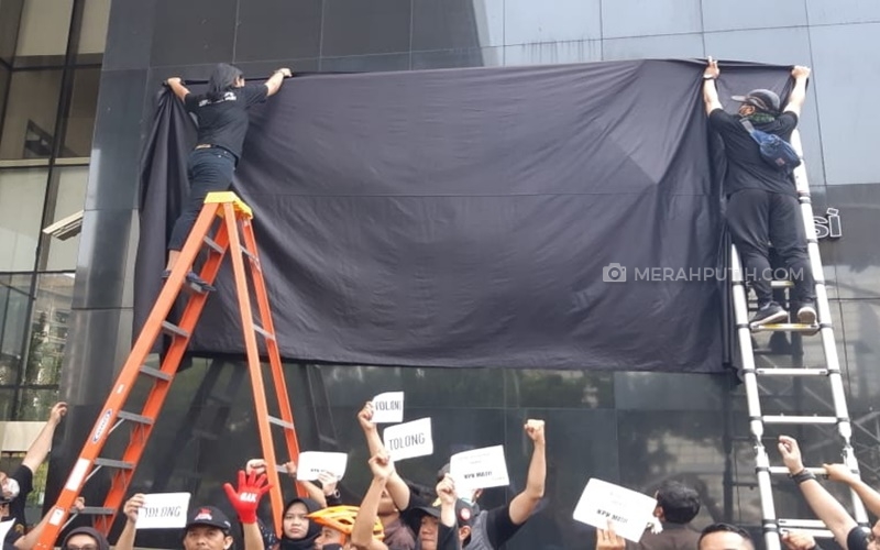 Wadah Pegawai KPK menutup gedung KPK dengan kain hitam sebagai bentuk protes terhadap revisi UU KPK