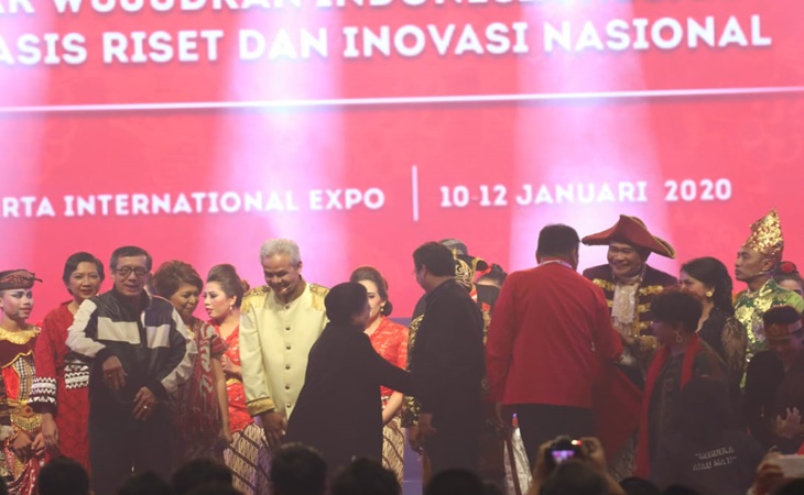 Ketua Umum PDIP Megawati Soekarnoputri menyalami para penampil dalam Malam Kebudayaan Rakernas PDIP
