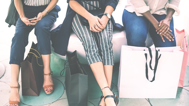 Sekelompok orang habis berbelanja. (Pixabay/rawpixel)