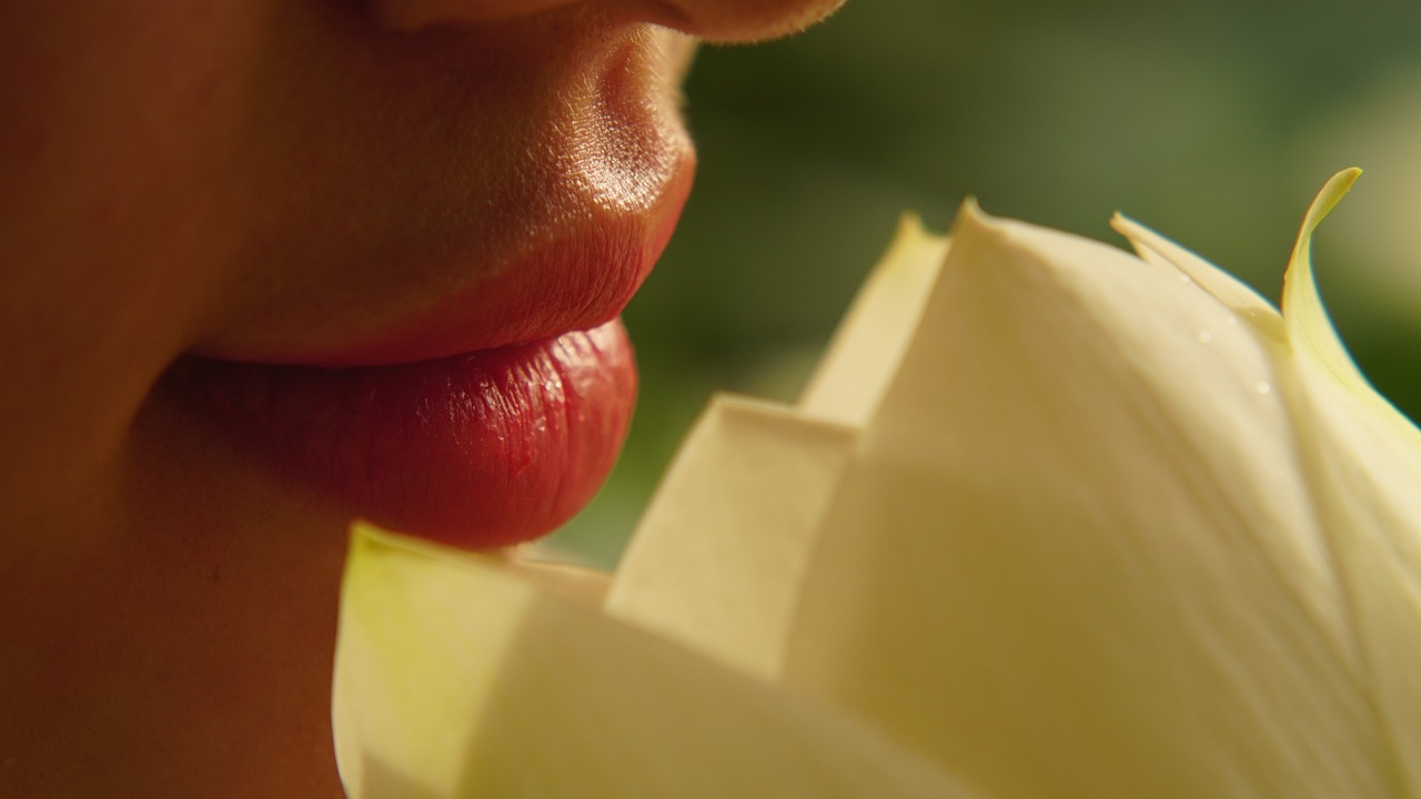 Tips Cara Membuat Bibir Plumpy Berisi Tanpa Filler