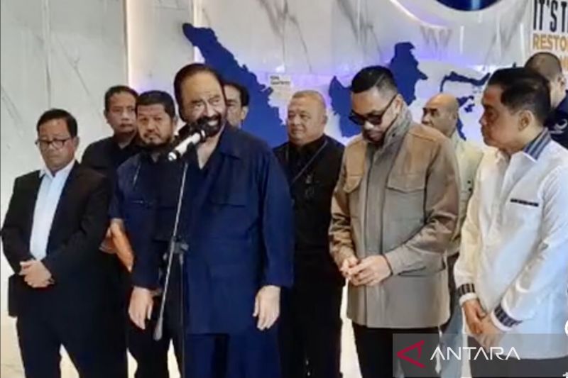 Tangkapan layar Ketua Umum DPP Partai NasDem, Surya Paloh (tiga kanan) jumpa pers terkait putusan Mahkamah Konstitusi untuk perkara PHPU Pilpres 2024 di Kantor DPP Partai NasDem, NasDem Tower, Jakarta, Senin (22/4). Foto: Dok/ANTARA