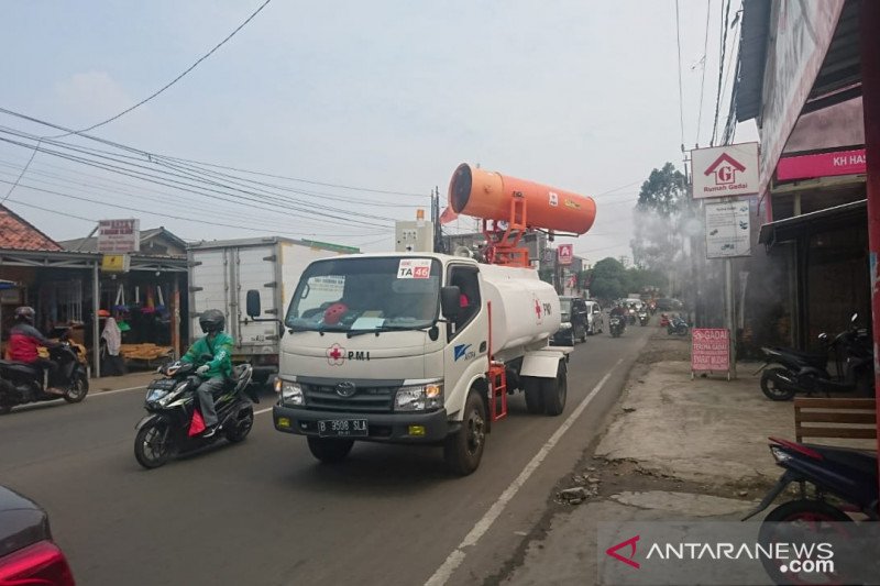 Relawan PMI Kota Tangerang mengerahkan kendaraan taktis gunner sprayer untuk menyemprotkan cairan disinfektan ke jalan protokol di Kota Tangerang, Banten dalam upaya pencegahan penyebaran COVID-19. (Antara/HO/Humas PMI Kota Tangerang)