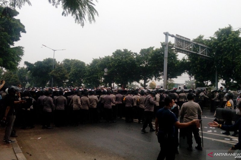 Ribuan Aparat Jaga Ketat Sidang Putusan Rizieq Shihab di PN Jaktim