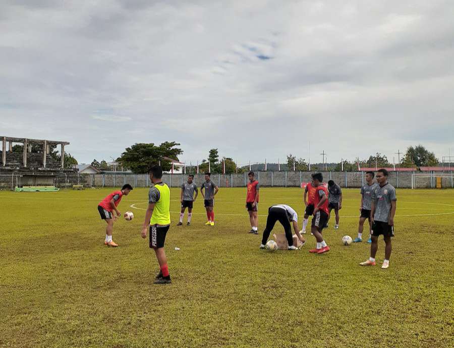Pemain Persis Solo berlatih sebelum laga derby lawan PSIM Jogja. Official Persis Solo)