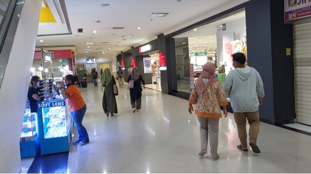 Pengunjung mulai memadati mall setelah adanya pelonggaran aturan PPKM. (MP/Ismail)