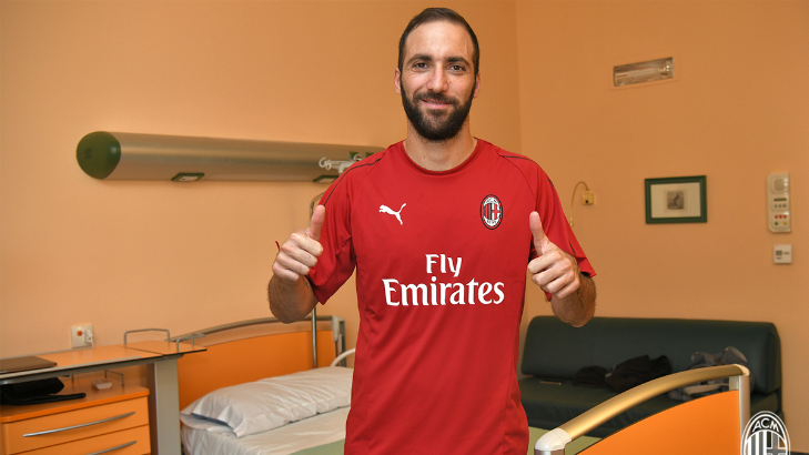 Video: Baru Tiba, Higuain Dibuat Kesal oleh Fan AC Milan