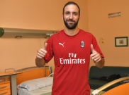 Video: Baru Tiba, Higuain Dibuat Kesal oleh Fan AC Milan