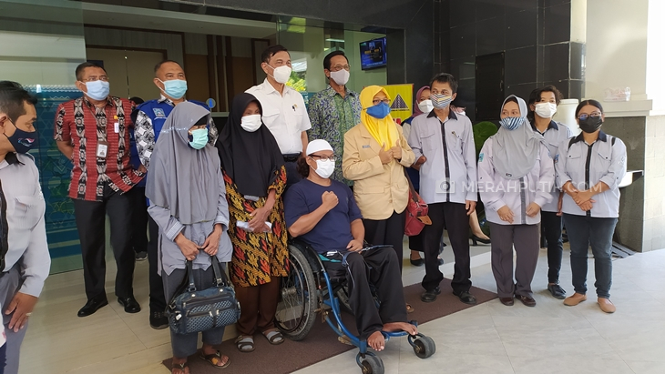  Menko Maritim dan Investasi Luhut Binsar Panjaitan saat memantau pelaksanaan kegiatan vaksinasi Covid-19 di kantor Bupati Sleman jalan Parasamya Sleman, DIY. (Foto: MP/Teresa Ika)