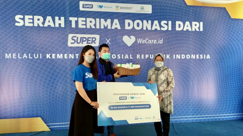 Mensos Tri Rismaharini menerima bantuan. (Foto: MP/Budi)