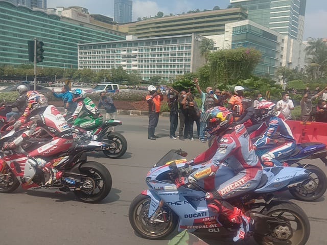 Histeris Warga dan Bangganya Pengiring Satu Aspal dengan Pembalap MotoGP di Jalanan Jakarta