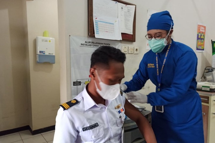 Salah seorang karyawan PT KAI saat disuntik Vaksin COVID-19 di RSIA Mawar Kota Malang (ANTARA/HO/Humas RSIA Mawar Malang)