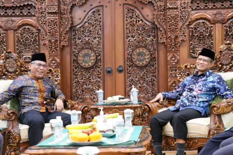 Ketua Umum PBNU Yahya Cholil Staquf (kiri) dan Ketua Umum PP Muhammadiyah Haedar Nashir (kanan) saat keduanya bersilaturahmi di Gedung Pusat Dakwah Muhammadiyah, Jakarta, Minggu (4/9/2022). (ANTARA/HO-Muhammadiyah)