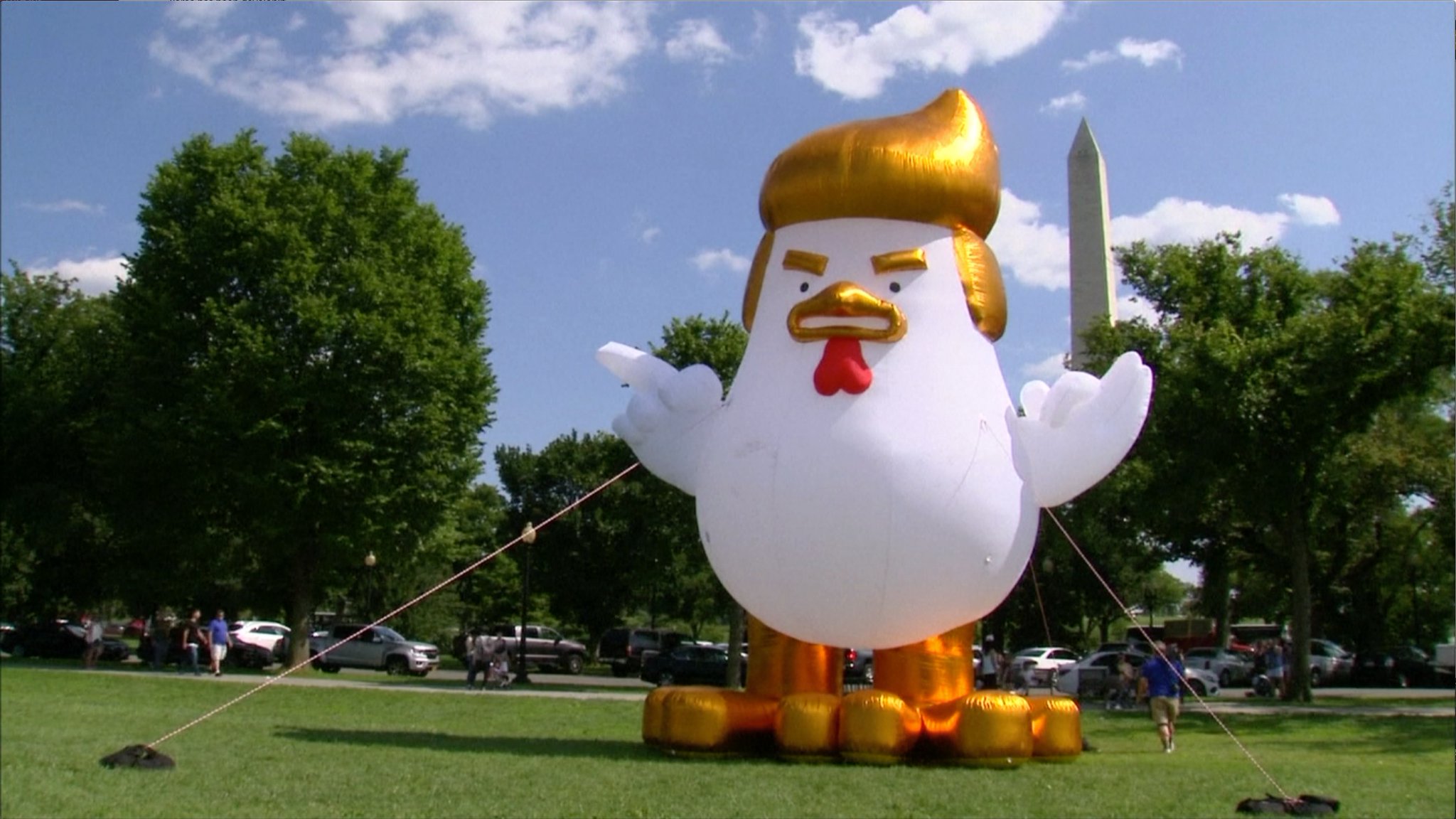 Maskot Ayam Raksasa Muncul di Gedung Putih, Rambutnya Mirip Donald Trump?
