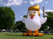 Maskot Ayam Raksasa Muncul di Gedung Putih, Rambutnya Mirip Donald Trump?