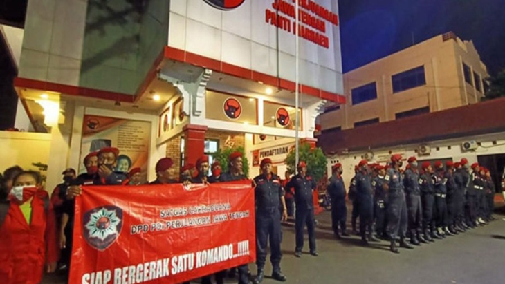 Puluhan anggota satuan tugas (Satgas) dan organisasi PDIP mengadakan apel di halaman Kantor DPD PDIP Panti Marhaen Semarang, Jawa Tengah. (Foto: MP/DPD PDIP Jateng)