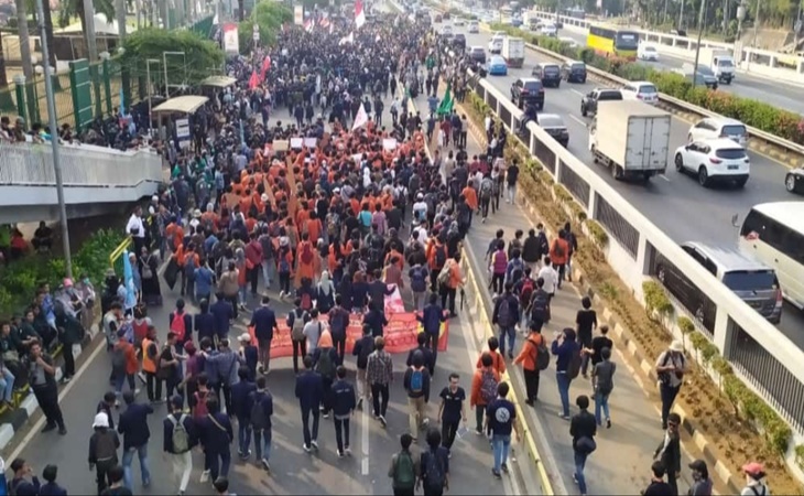 Demo Depan DPR/MPR Memanas, Dua Kubu Mahasiswa Saling Berhadapan