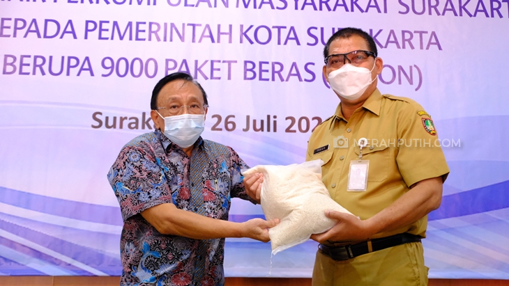   Wakil Wali Kota Solo Teguh Prakosa menerima bantuan paket sembako dari pengusaha di Solo, Senin (26/7). (MP/Ismail)