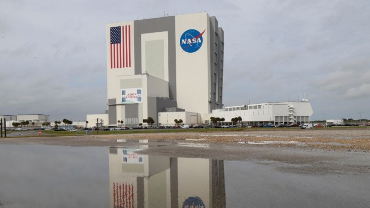 NASA Tunda Peluncuran Roket ke Bulan