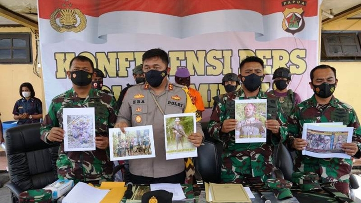 Ilustrasi - Kapolres Mimika AKBP IGG Era Adhinata bersama komandan satuan TNI merelease penangkapan anggota KKB.(ANTARA News Papua/HO-Satgas Nemangkawi)
