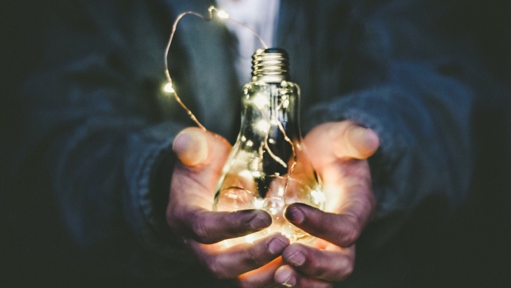Inovasi dan kebaruan membuat produkmu tidak ketinggalan zaman (Foto: riccardo-annandale/unsplash)