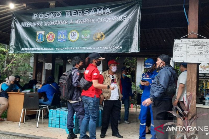 Sejumlah relawan berkoordinasi di Posko Bersama penanggulangan bencana longsor dan banjir Kelurahan Ciganjur, Jakarta Selatan, Selasa (13/10/2020). (ANTARA/Laily Rahmawaty)