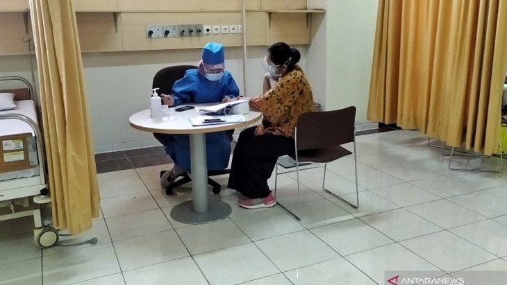 Calon relawan berkonsultasi dengan dokter riset uji vaksin di RSP Unpad, Kota Bandung. (ANTARA/Bagus Ahmad Rizaldi)