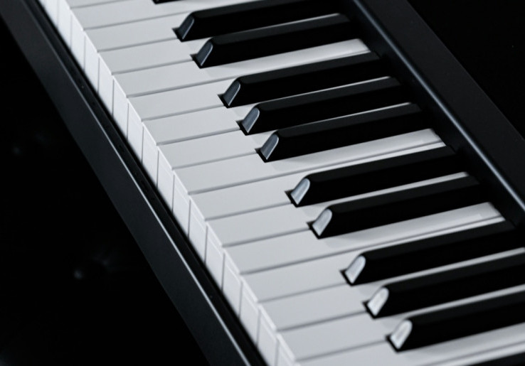 Lirik Penuh Imajinasi “Piano Man” Lagu Klasik Billy Joel Jadi Tren Baru TikTok