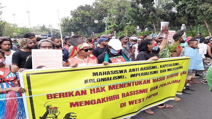 Sekelompok massa yang mengatasnamakan Komite Mahasiswa Anti Rasisme, Kapitalisme, Kolonialiseme dan Militerisme kembali menggelar aksi di depan Istana Negara. Foto: MP/Kanu