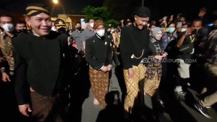 Gibran dan Ganjar Ikuti Prosesi Kirab Malam 1 Suro Mangkunegaran