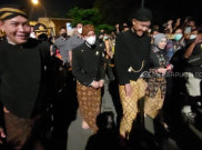 Gibran dan Ganjar Ikuti Prosesi Kirab Malam 1 Suro Mangkunegaran