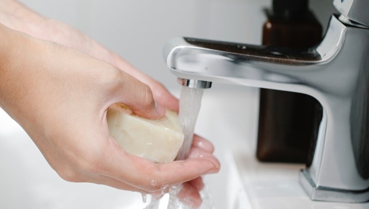 Toilet manakah yang paling bersih di toilet umum. (Foto: Pexels/sarah chai)