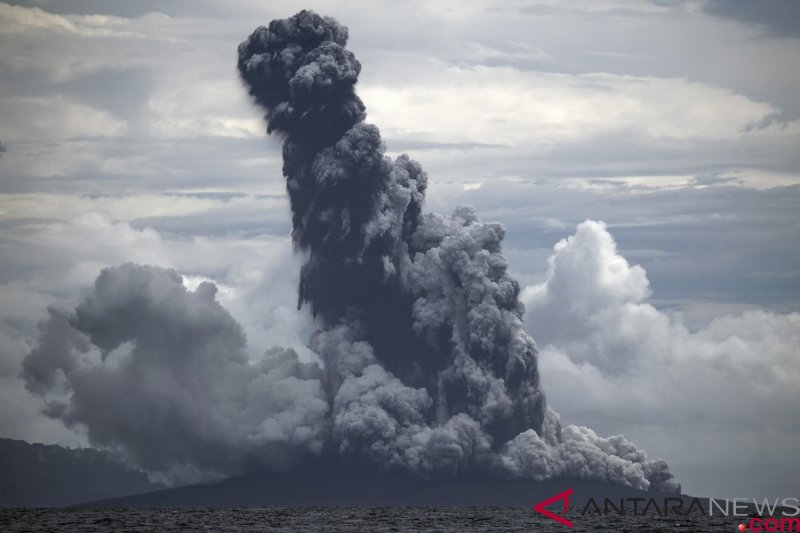 Erupsi Gunung Anak Krakatau terlihat dari KRI Torani 860 saat berlayar di Selat Sunda, Lampung, Selasa (1/1/2019). ANTARA FOTO/Sigid Kurniawan/foc.
